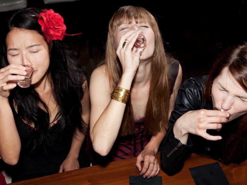 Om alcoholisme te bestrijden, moet een vrouw de relaties afbreken met drinkvrienden