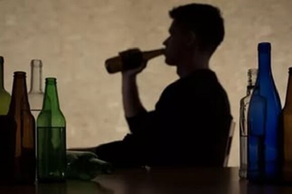 Een man verbruikt alcohol