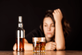 Vrouw die alcohol drinkt