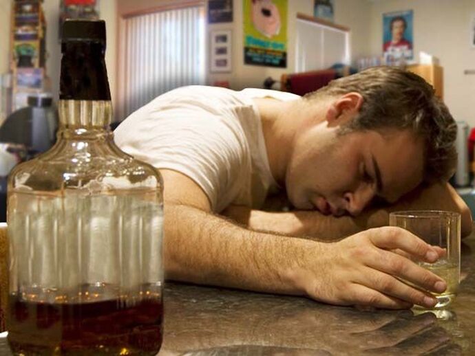 een man drinkt alcohol, hoe je hem kunt laten stoppen